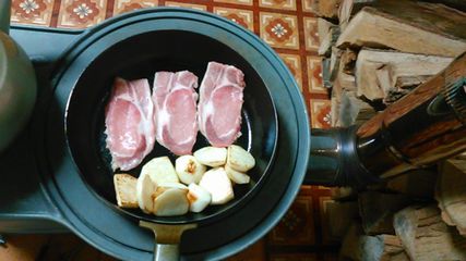 薪ストーブで豚肉の生姜焼き準備